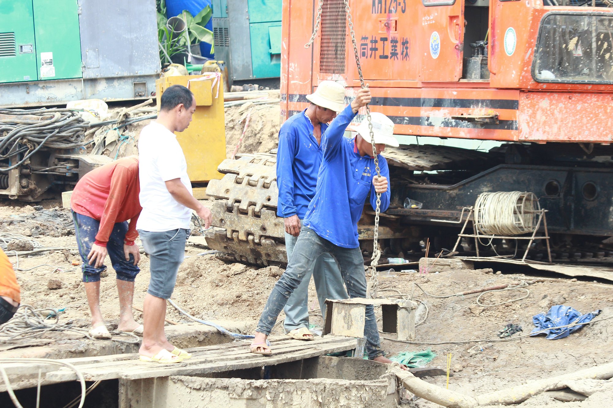 CHÙM ẢNH: 11 ngày đêm nỗ lực đưa bé trai lọt vào trụ bê-tông sâu 35m lên mặt đất - Ảnh 26.