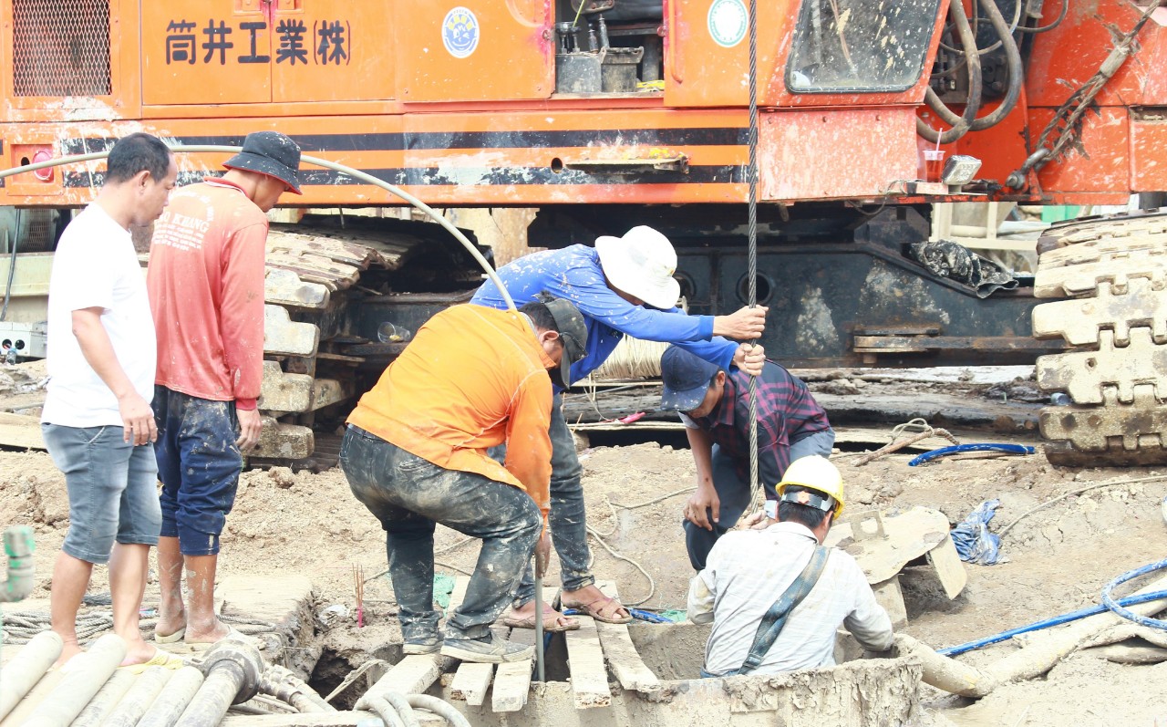 CHÙM ẢNH: 11 ngày đêm nỗ lực đưa bé trai lọt vào trụ bê-tông sâu 35m lên mặt đất - Ảnh 24.