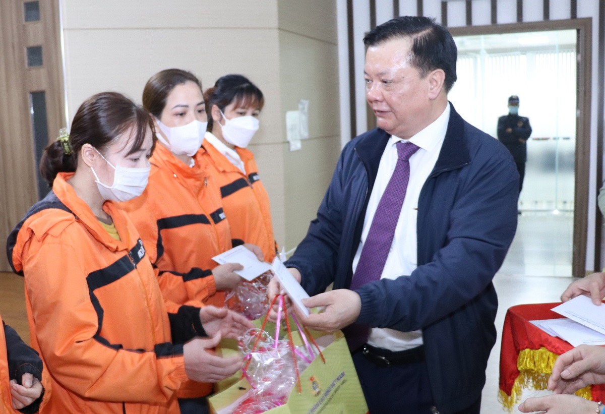 Bí thư Thành ủy Hà Nội Đinh Tiến Dũng thăm, tặng quà Tết công nhân tại Ninh Bình