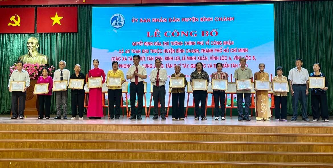 TP HCM: 11 xã, thị trấn ở huyện Bình Chánh được công nhận xã An toàn khu - Ảnh 3.