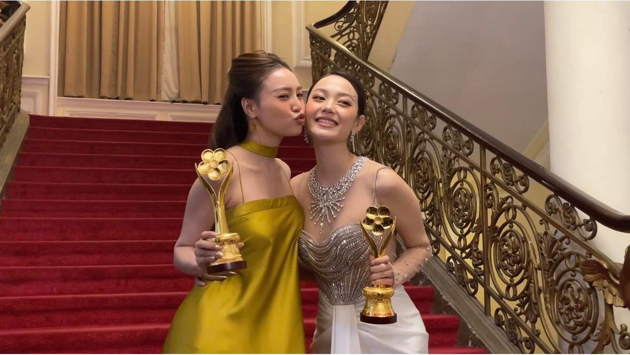 Ninh Dương Lan Ngọc v&agrave; Minh Hằng h&ocirc;n nhau thắm thiết ở hậu trường Lễ trao Giải Mai V&agrave;ng - Ảnh 2.