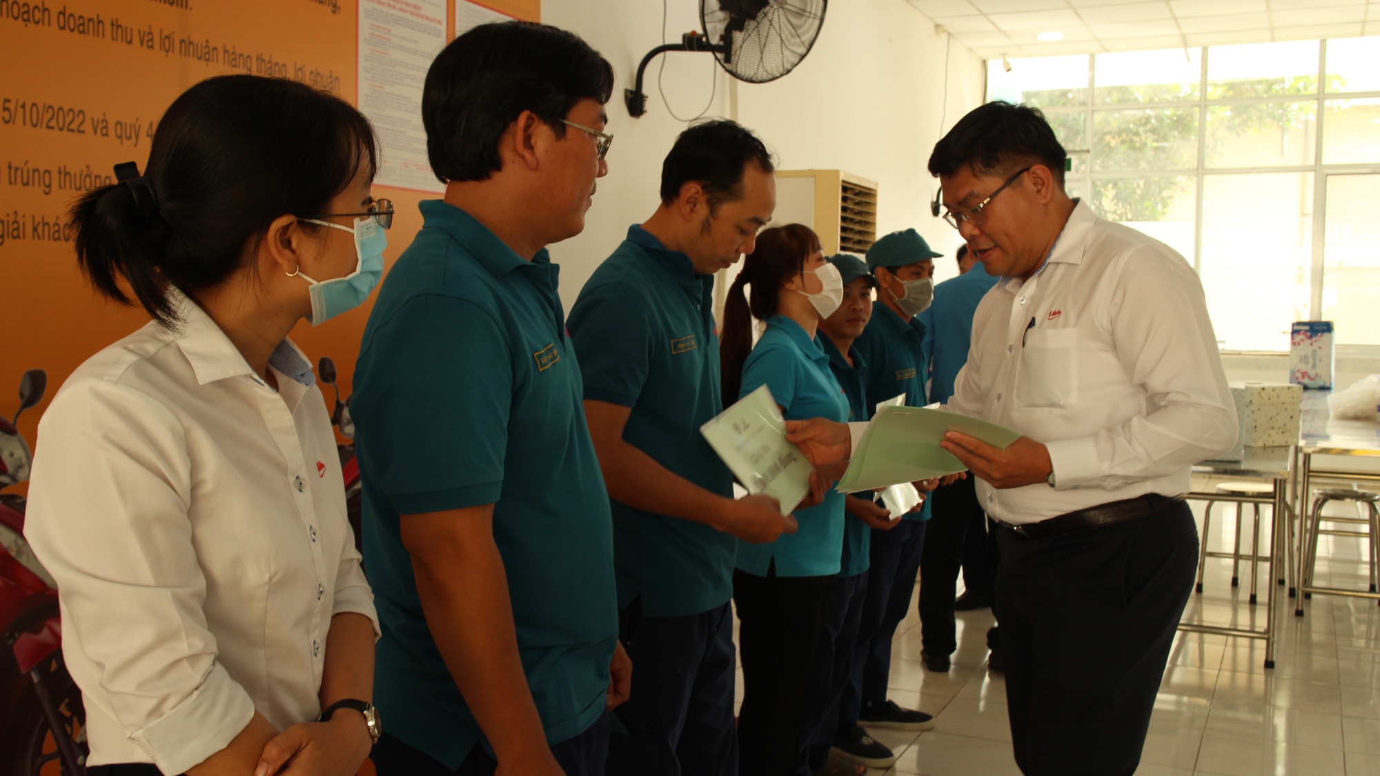 Liksin thưởng xe m&aacute;y cho lao động giỏi  - Ảnh 3.
