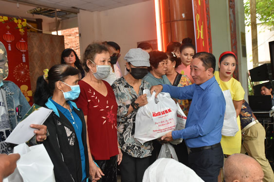 "Mai Vàng nhân ái" trao quà Tết cho văn nghệ sĩ, công nhân hậu đài
