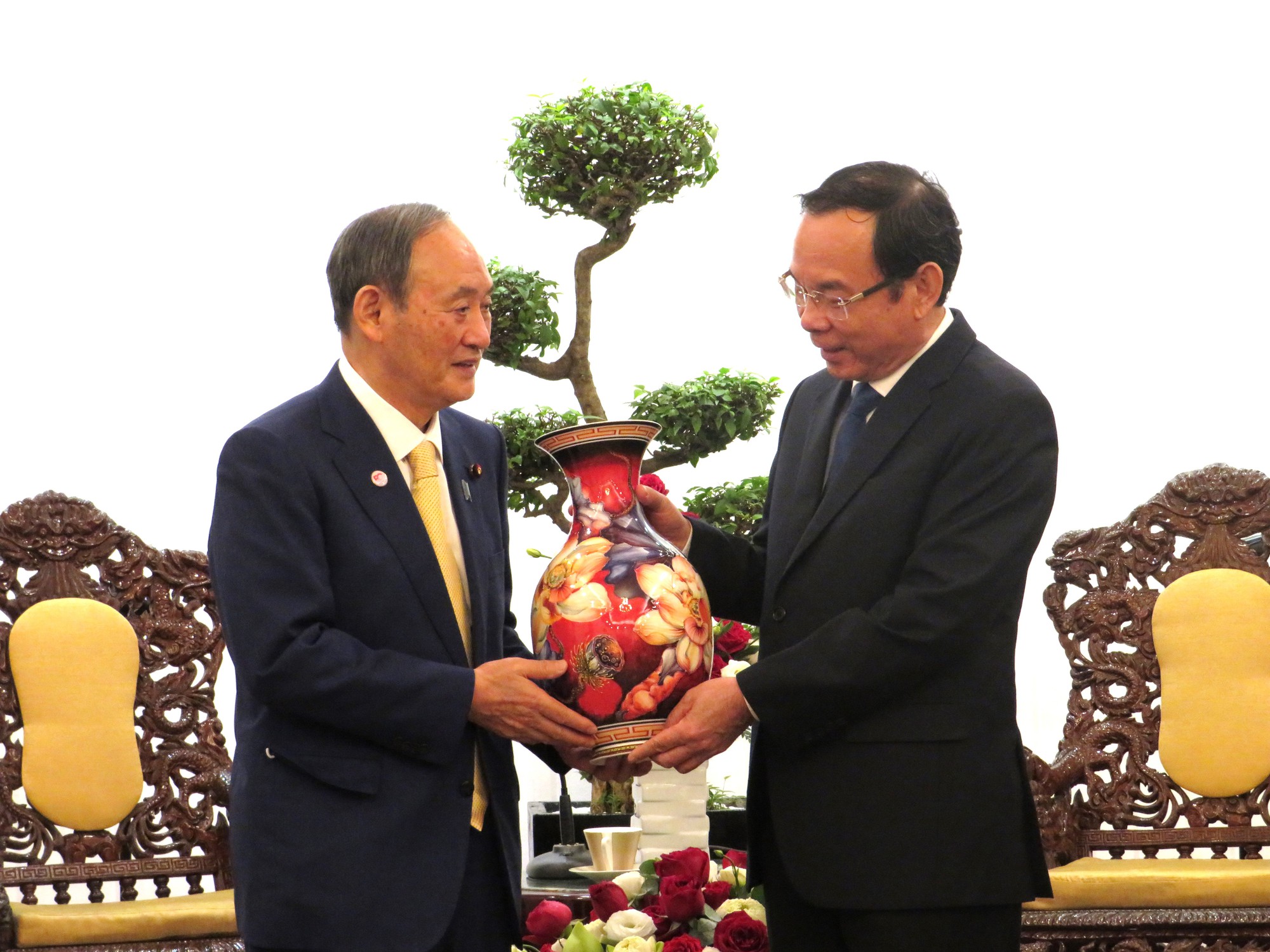 B&iacute; thư Th&agrave;nh ủy TP HCM tiếp nguy&ecirc;n Thủ tướng Nhật Bản Suga Yoshihide - Ảnh 5.