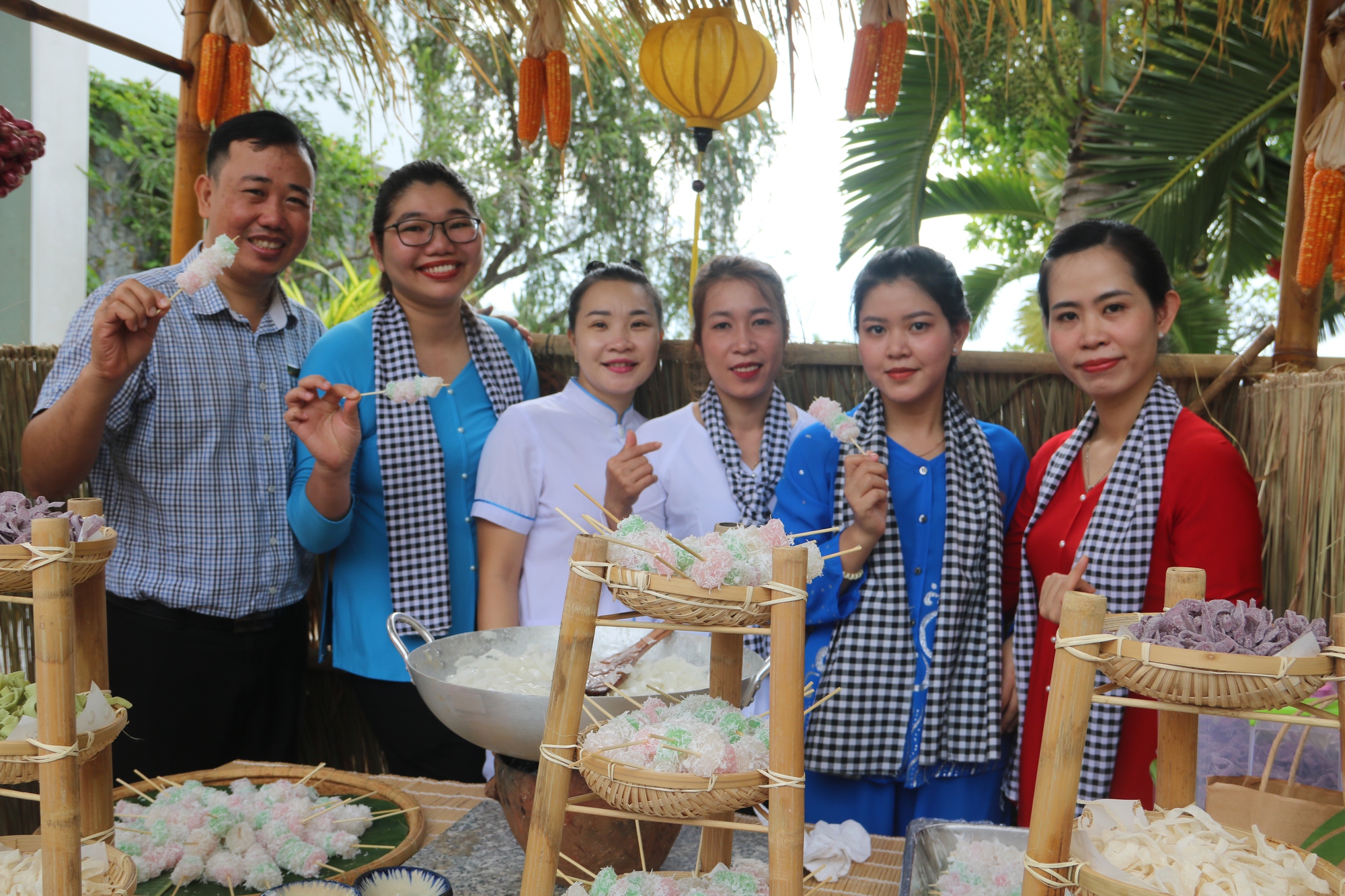 Du kh&aacute;ch quốc tế th&iacute;ch th&uacute; tự tay g&oacute;i b&aacute;nh chưng đ&oacute;n Tết tại Mũi N&eacute; - Ảnh 4.