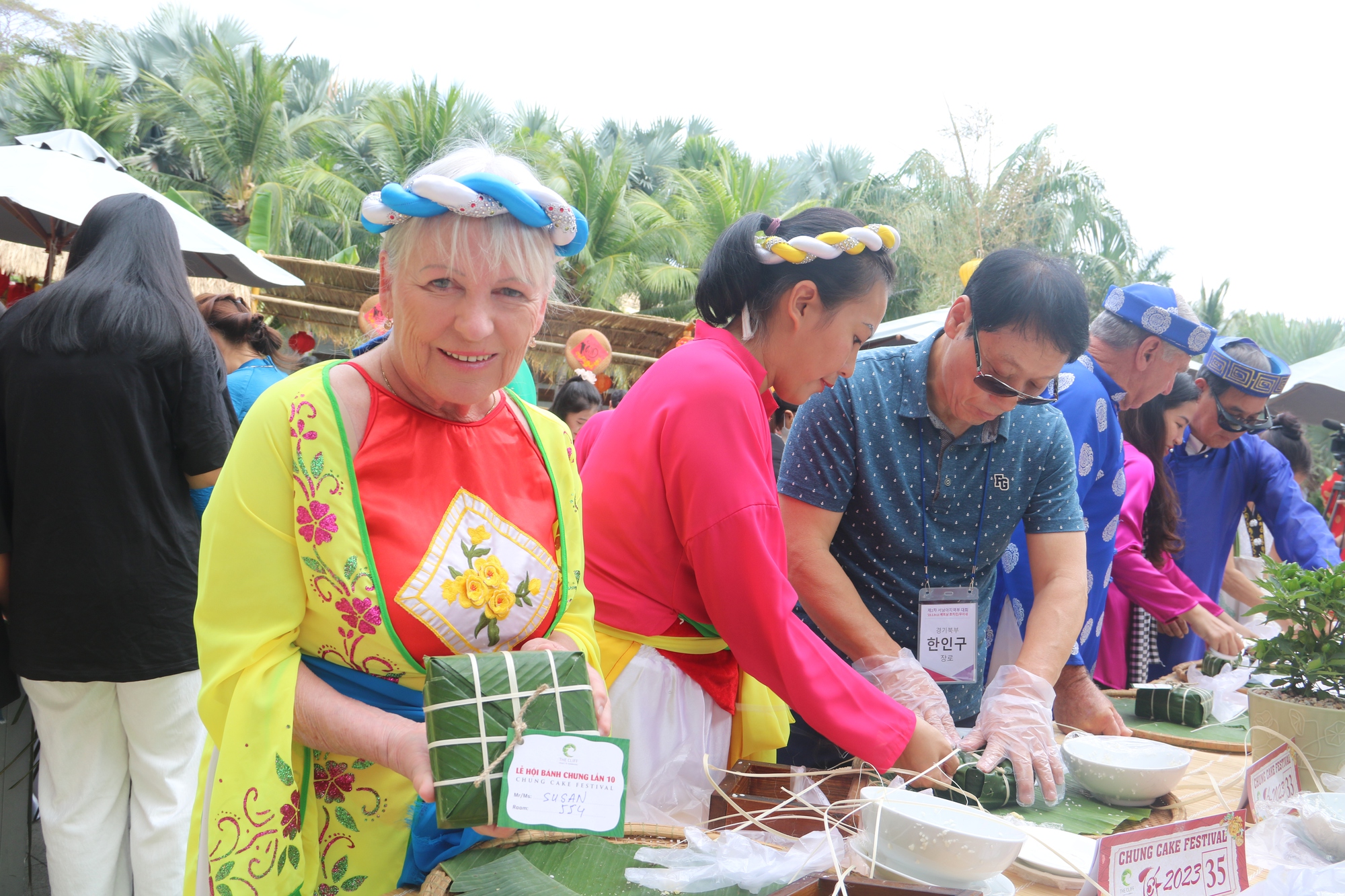 Du kh&aacute;ch quốc tế th&iacute;ch th&uacute; tự tay g&oacute;i b&aacute;nh chưng đ&oacute;n Tết tại Mũi N&eacute; - Ảnh 5.