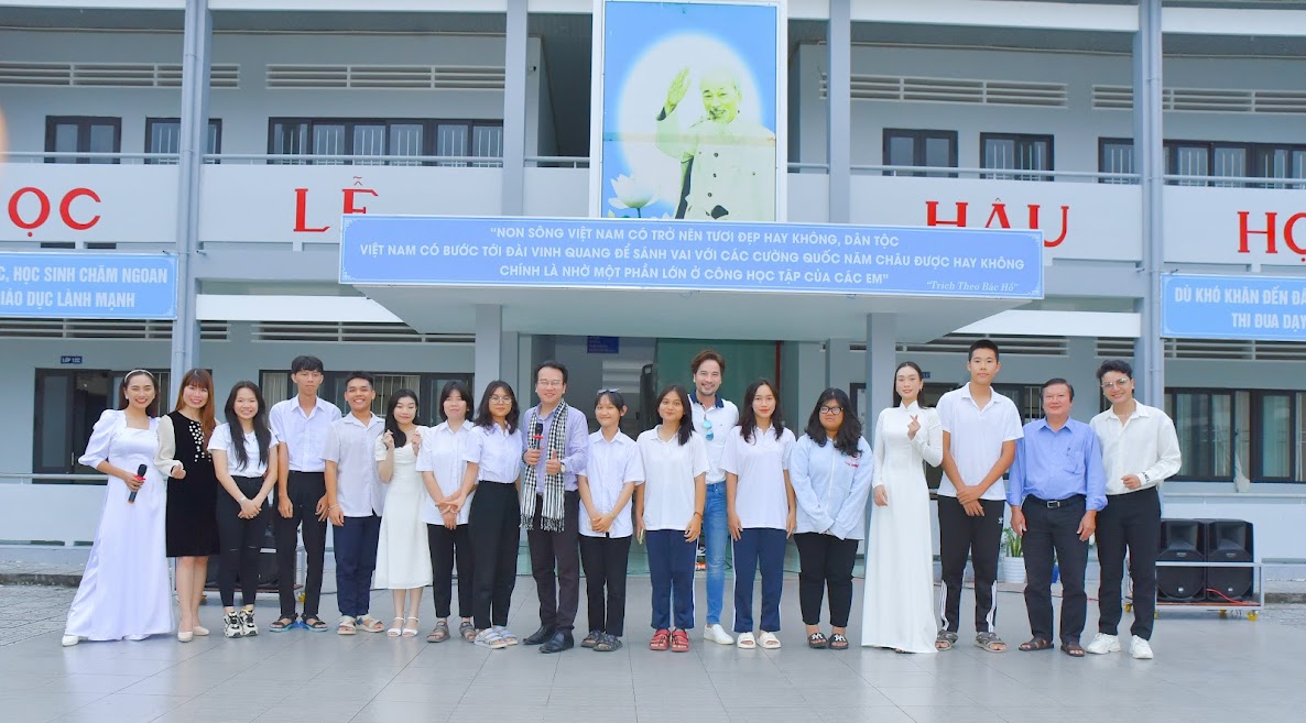 Đoàn doanh nhân, nghệ sĩ tổ chức chương trình “Xuân yêu thương” tại Côn Đảo - Ảnh 1.