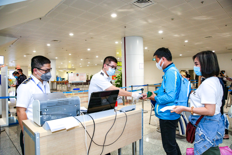 Gi&aacute;m s&aacute;t người nhập cảnh từ khu vực b&ugrave;ng ph&aacute;t dịch COVID-19 - Ảnh 1.