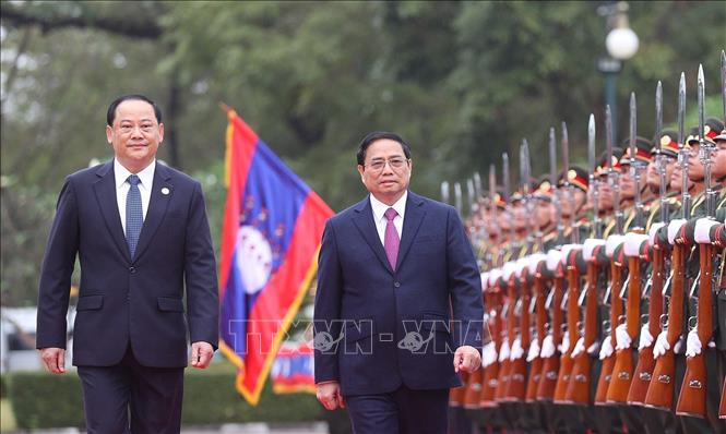 Thủ tướng Lào Sonexay Siphandone đón, hội đàm với Thủ tướng Phạm Minh Chính - Ảnh 4.