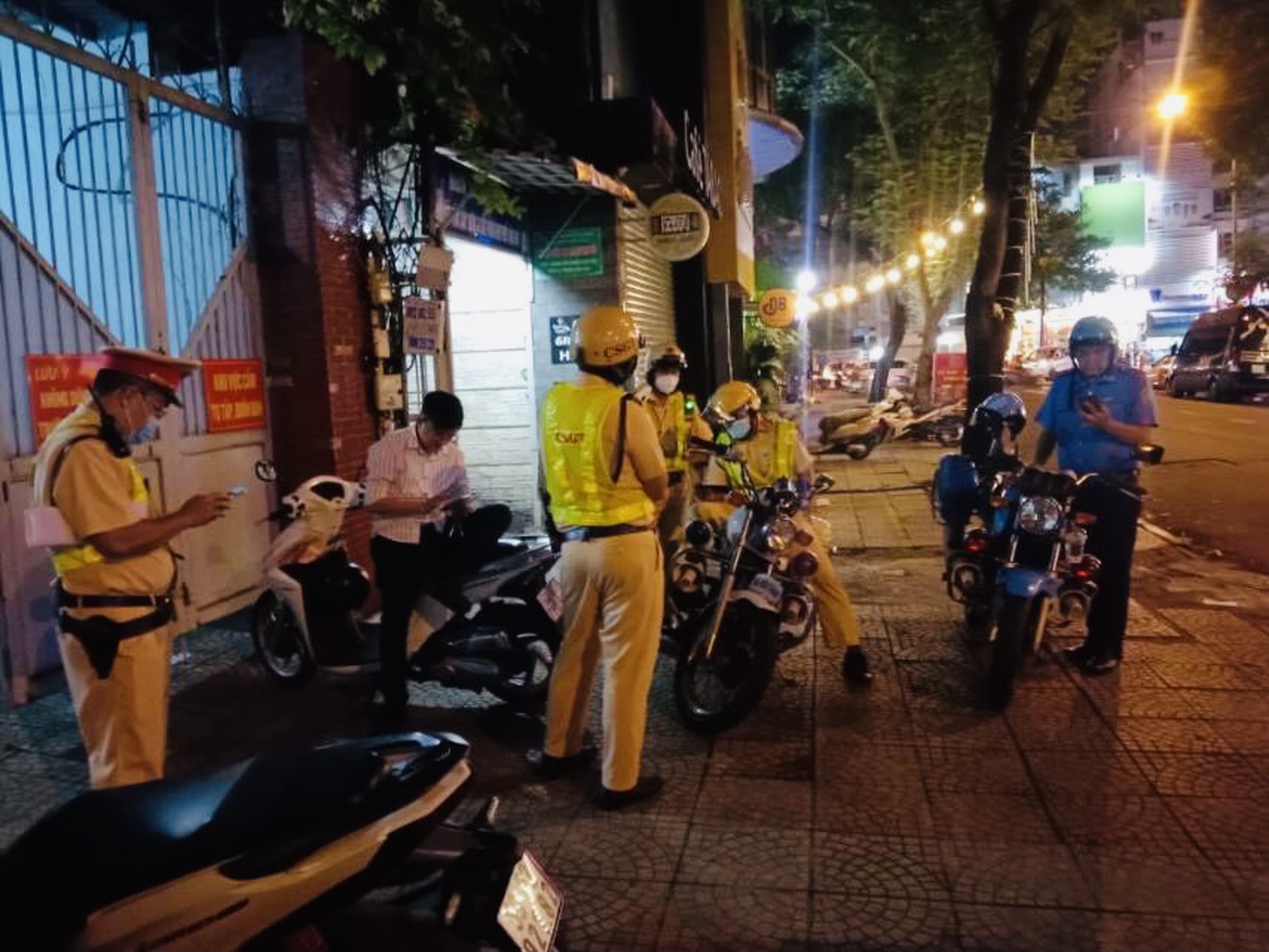 Kiểm tra xe dù ở quận 1, phát hiện lượng hàng "khủng" bất minh