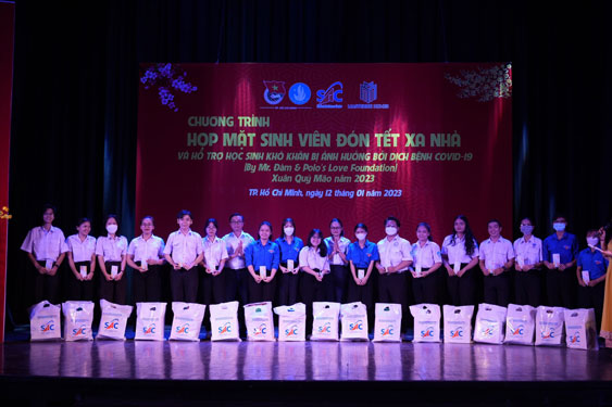 Tặng qu&agrave; cho 1.000 sinh vi&ecirc;n kh&ocirc;ng về qu&ecirc; đ&oacute;n Tết - Ảnh 1.