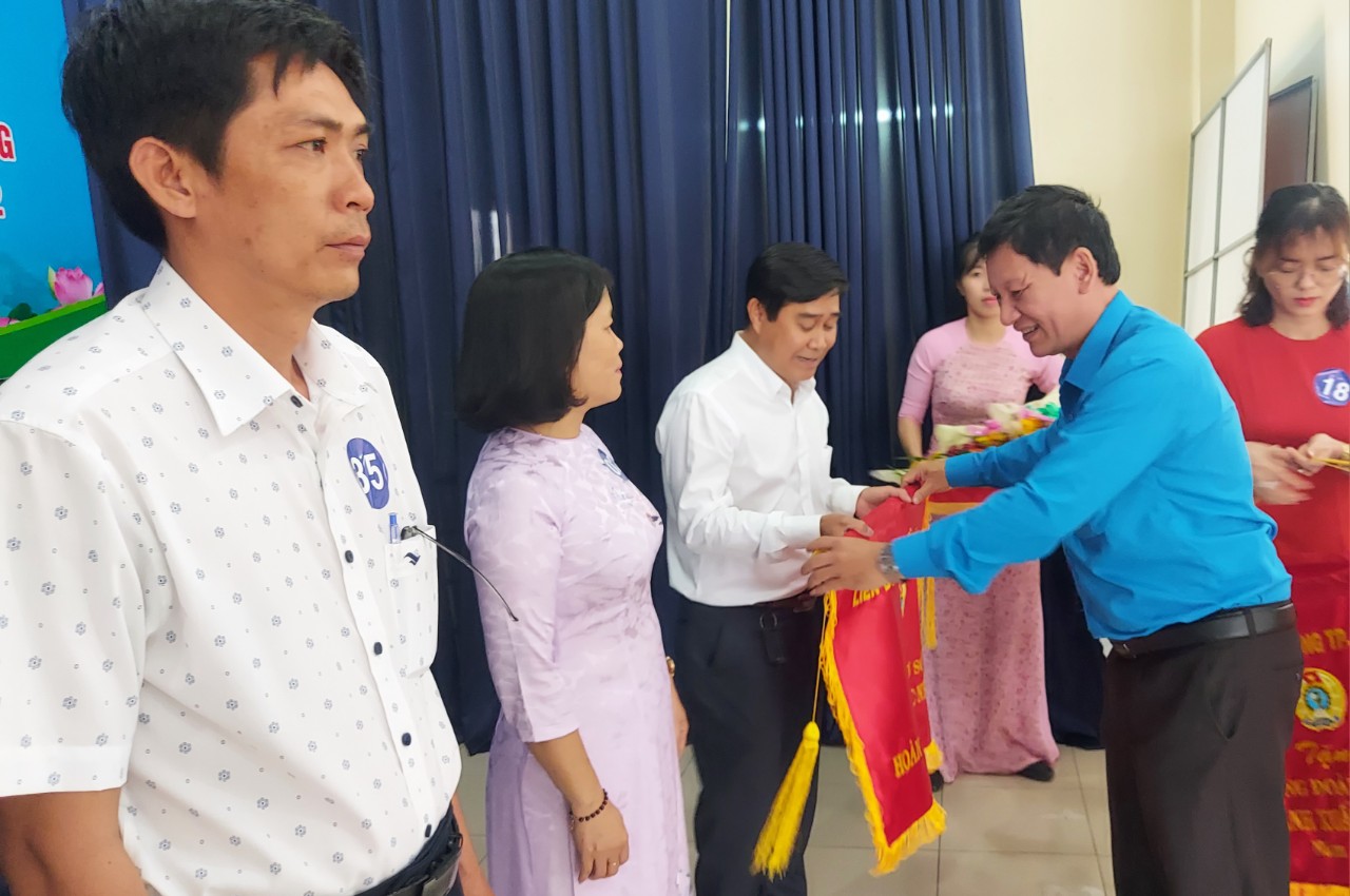 Bảo vệ quyền lợi chính đáng, hợp pháp của người lao động