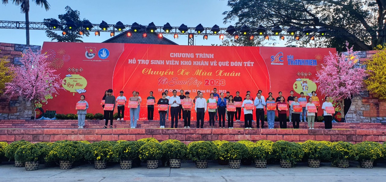 "Chuyến xe mùa xuân": 2.000 sinh viên và người lao động về nhà đón Tết