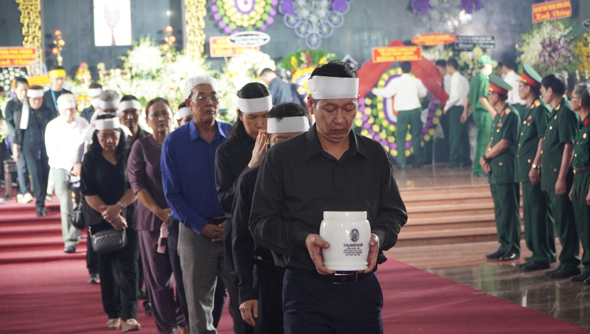 Tiễn đưa &ocirc;ng Nguyễn Thọ Ch&acirc;n về nơi an nghỉ cuối c&ugrave;ng - Ảnh 6.