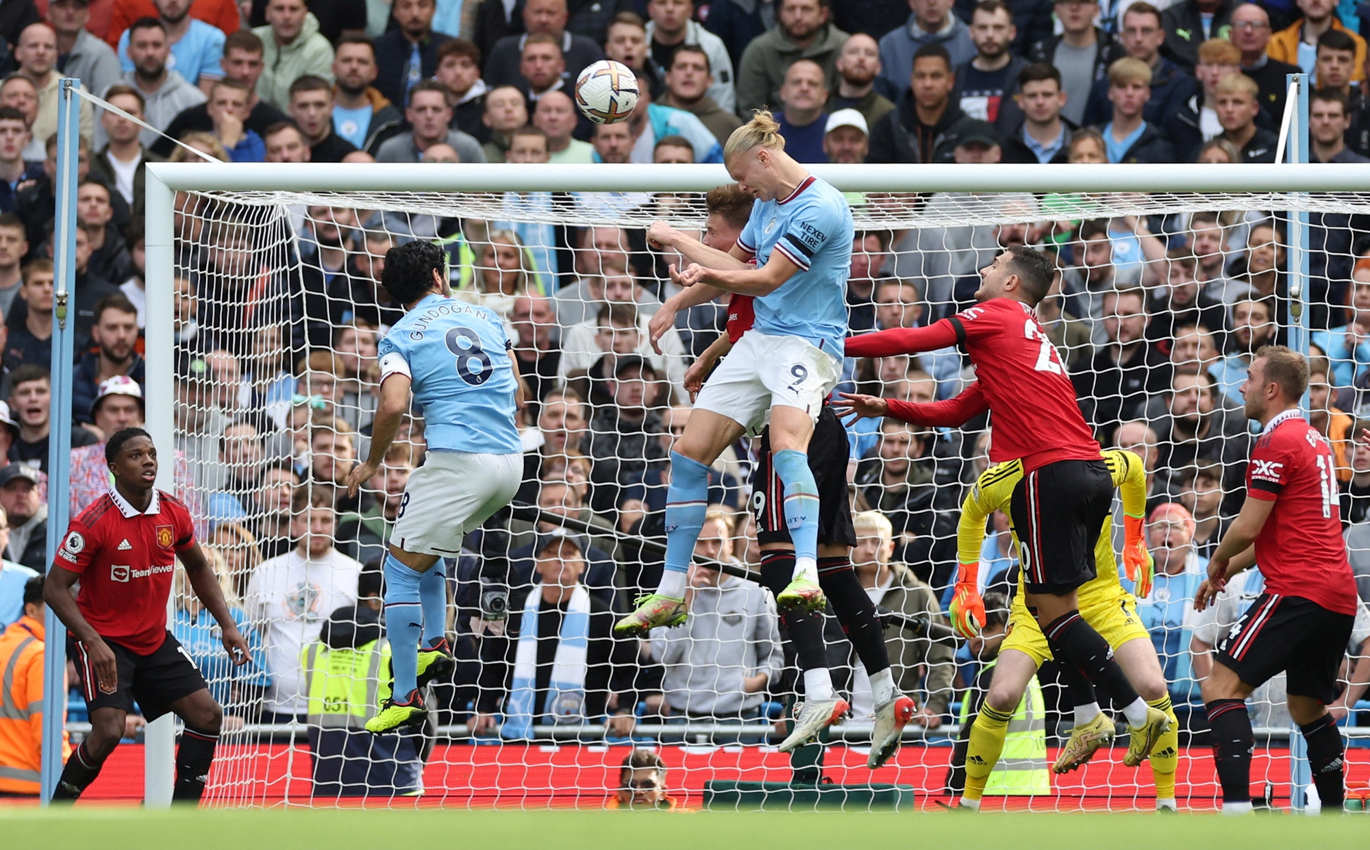 Rực lửa derby Manchester