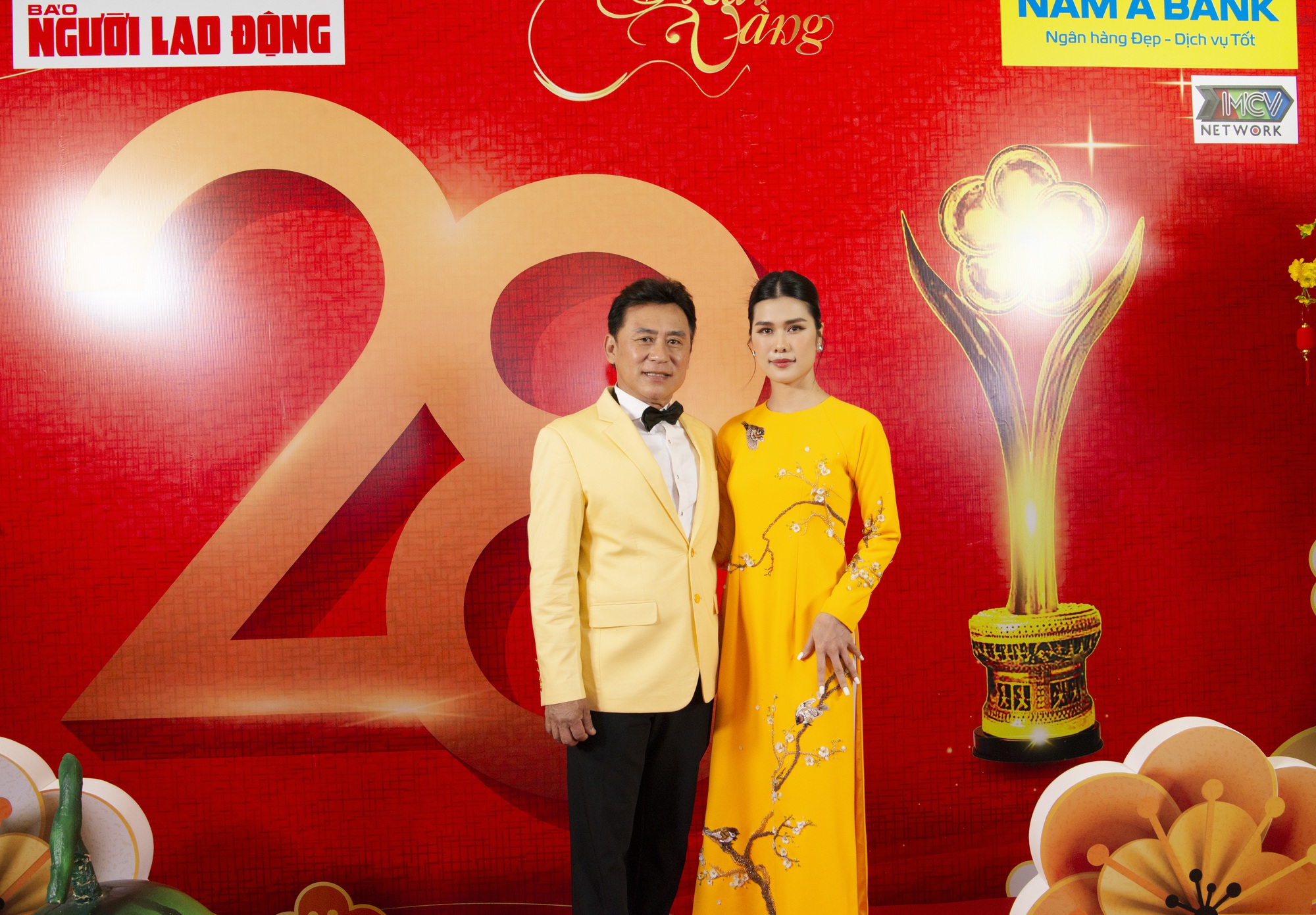 Ca sĩ lạ song ca với NSND Tạ Minh T&acirc;m tại Giải Mai V&agrave;ng l&agrave; ai? - Ảnh 2.