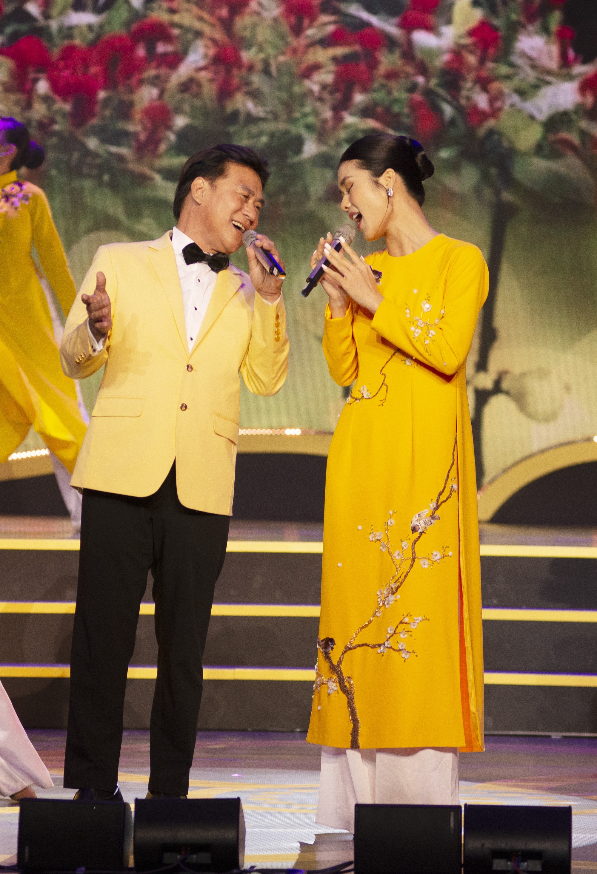 Ca sĩ lạ song ca với NSND Tạ Minh T&acirc;m tại Giải Mai V&agrave;ng l&agrave; ai? - Ảnh 1.