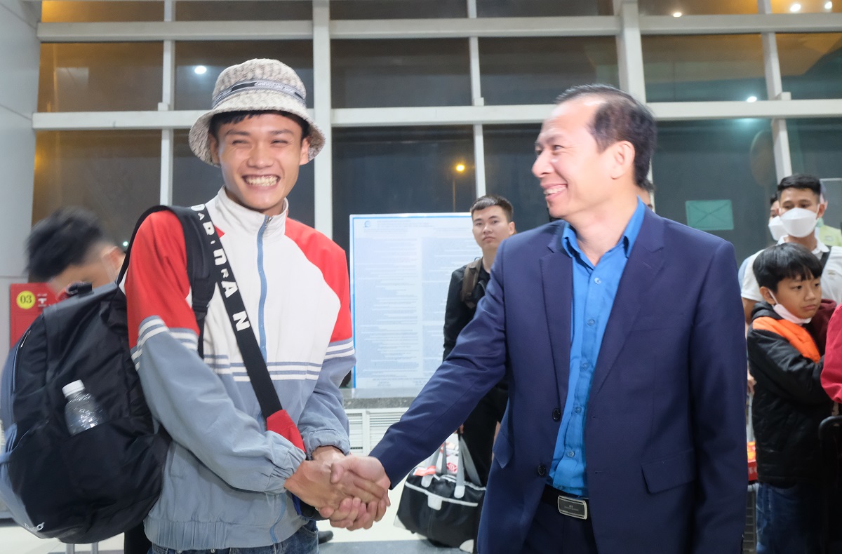 Xuyên đêm ở sân bay đón công nhân về quê ăn Tết trên chuyến bay miễn phí - Ảnh 3.