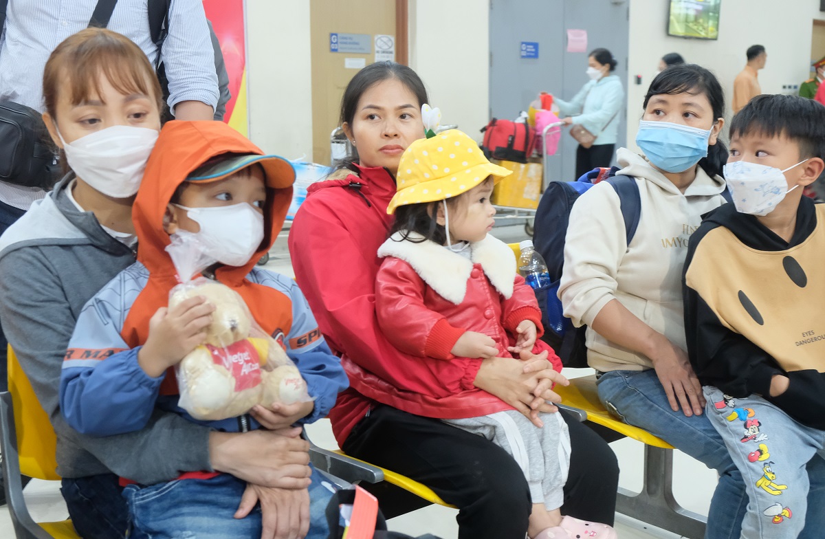 Xuyên đêm ở sân bay đón công nhân về quê ăn Tết trên chuyến bay miễn phí - Ảnh 8.