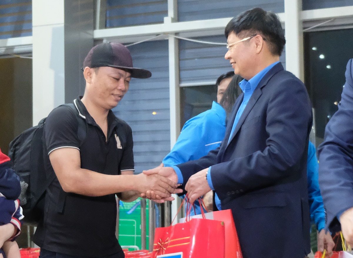 Xuyên đêm ở sân bay đón công nhân về quê ăn Tết trên chuyến bay miễn phí - Ảnh 10.