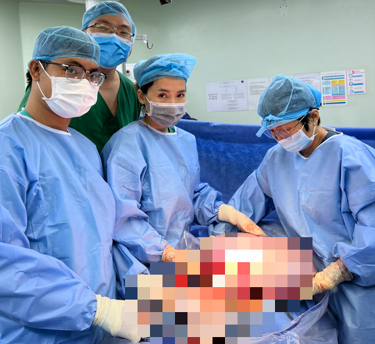 Bé trai may mắn chào đời dù mẹ mang khối u buồng trứng 8kg - Ảnh 1.
