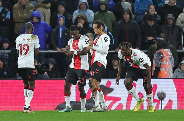 Man City thua sốc Southampton, dừng bước tứ kết League Cup