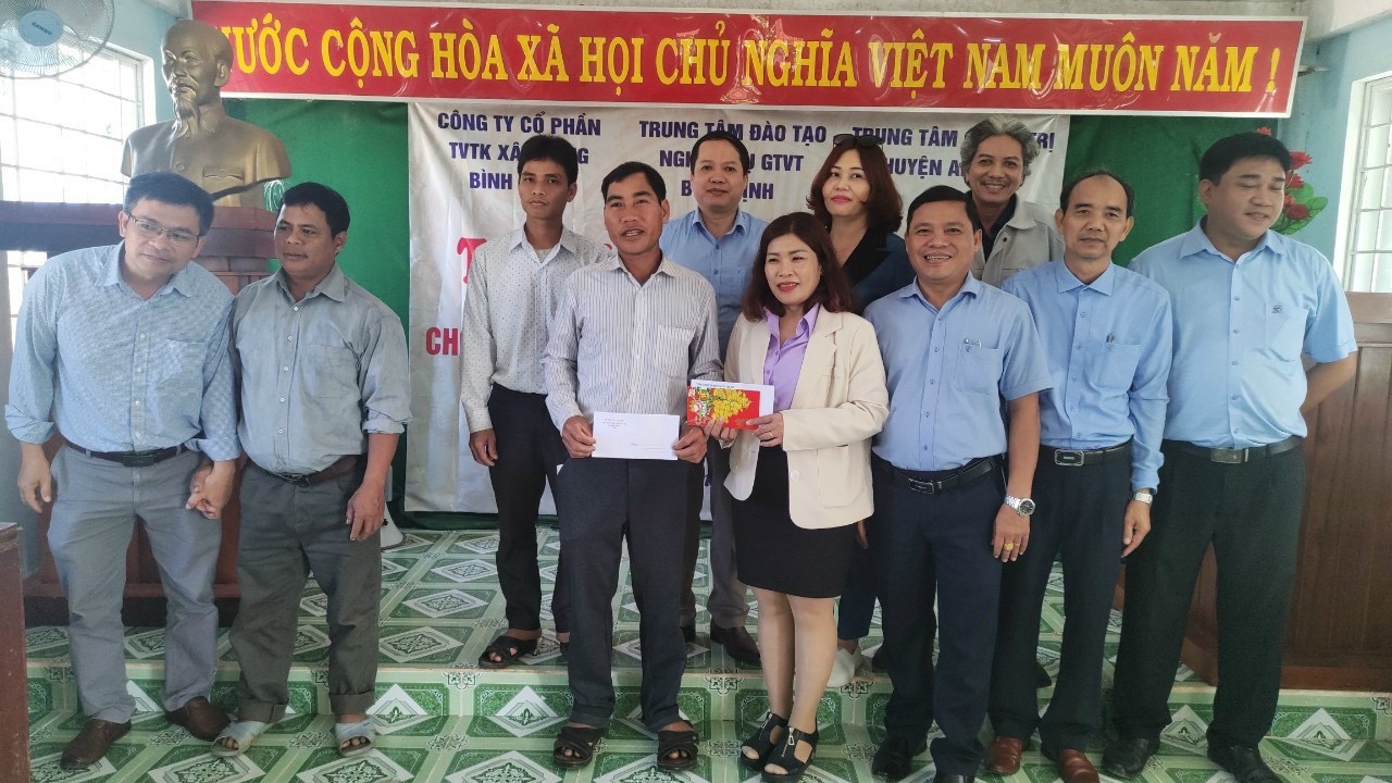 Trao 75 suất quà hỗ trợ người đồng bào dân tộc thiểu số ở Bình Định đón tết