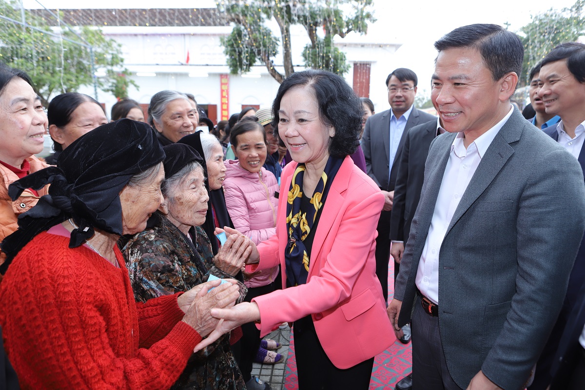 Trưởng Ban Tổ chức Trung ương Trương Thị Mai thăm, tặng qu&agrave; Tết tại Thanh H&oacute;a - Ảnh 3.