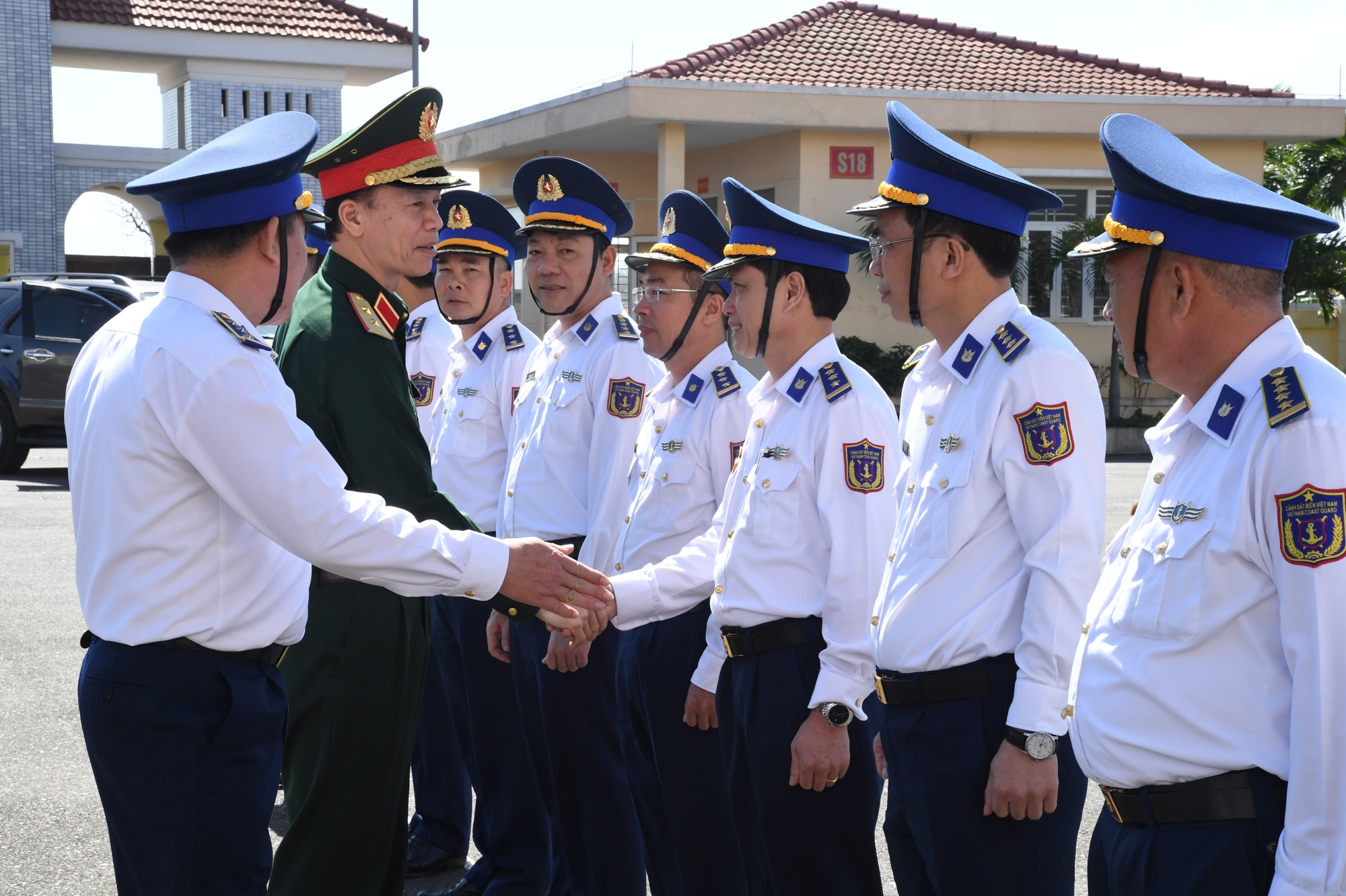 Trung tướng Nguyễn Trọng B&igrave;nh ch&uacute;c Tết Bộ tư lệnh V&ugrave;ng Cảnh s&aacute;t biển 2 - Ảnh 1.