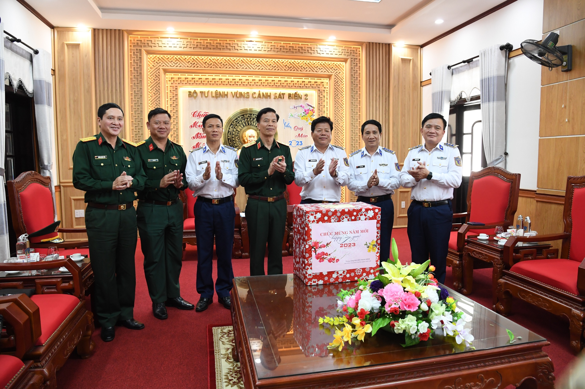 Trung tướng Nguyễn Trọng B&igrave;nh ch&uacute;c Tết Bộ tư lệnh V&ugrave;ng Cảnh s&aacute;t biển 2 - Ảnh 2.