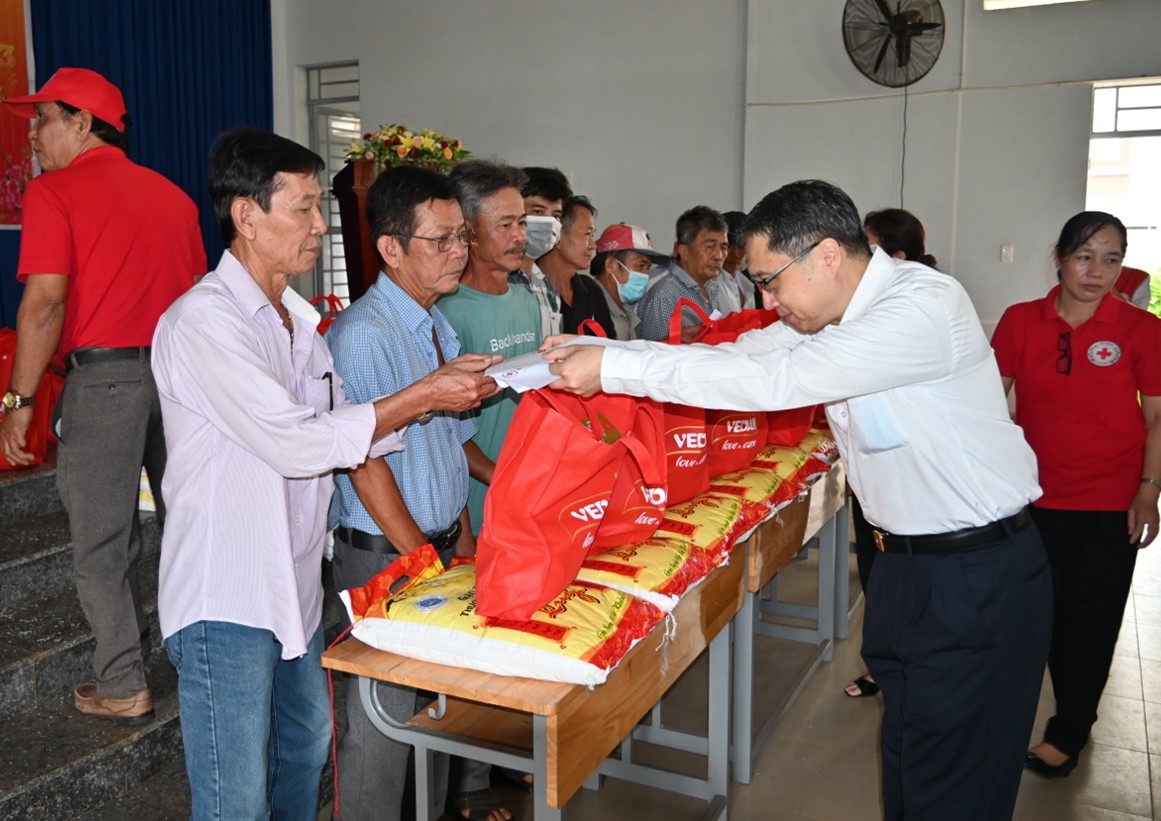 Vedan Việt Nam trao 1.000 phần quà tết cho người dân có hoàn cảnh khó khăn