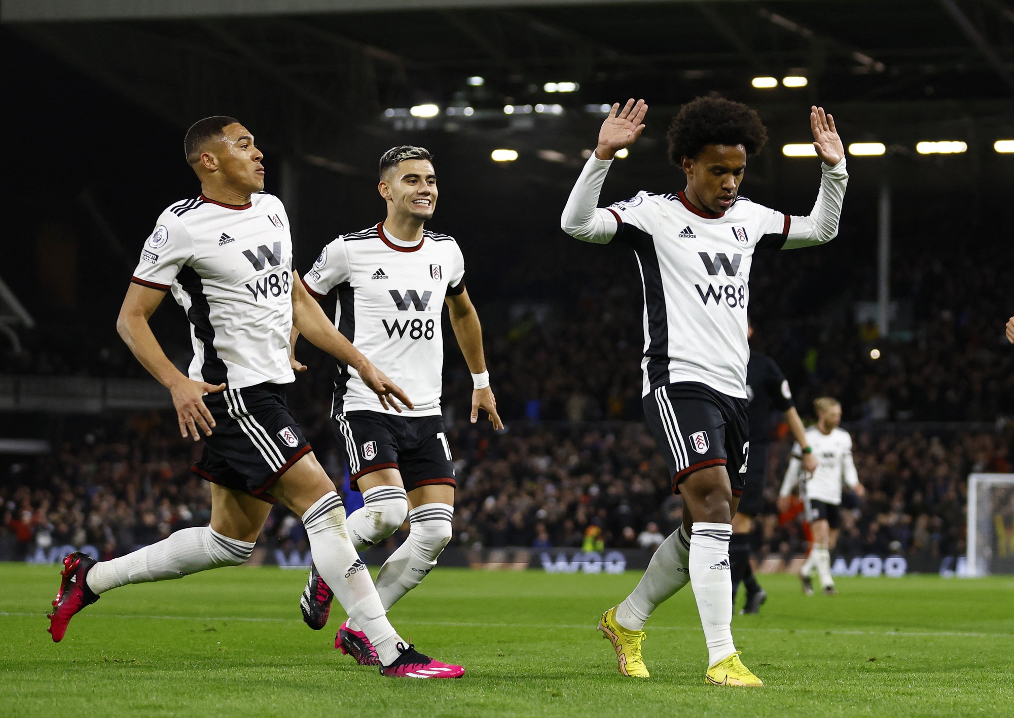 Tân binh Joao Felix nhận thẻ đỏ ngày ra mắt, Chelsea thua thảm Fulham