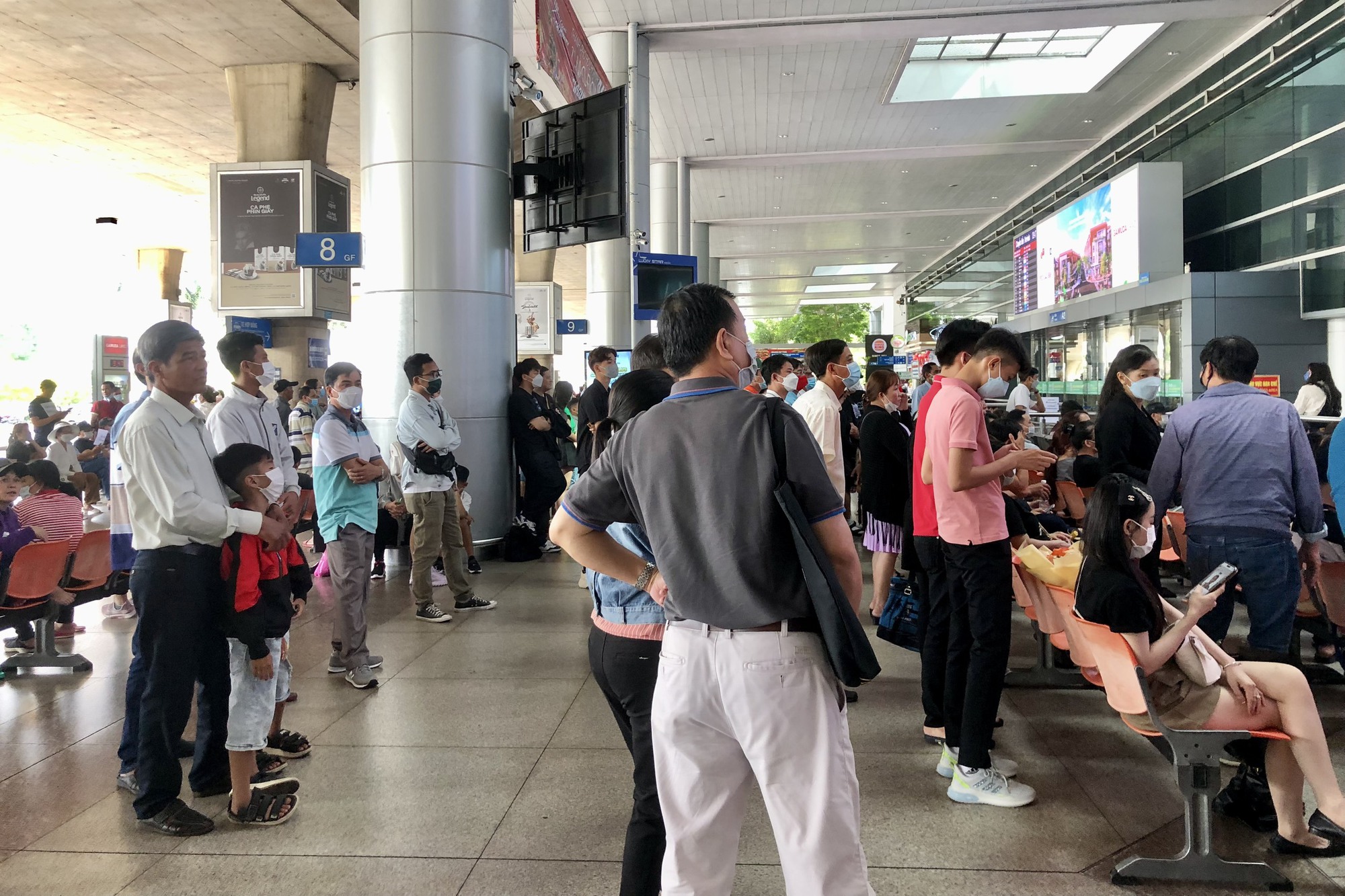 Đ&ocirc;ng nghịt người về qu&ecirc; đ&oacute;n Tết ở s&acirc;n bay T&acirc;n Sơn Nhất - Ảnh 8.