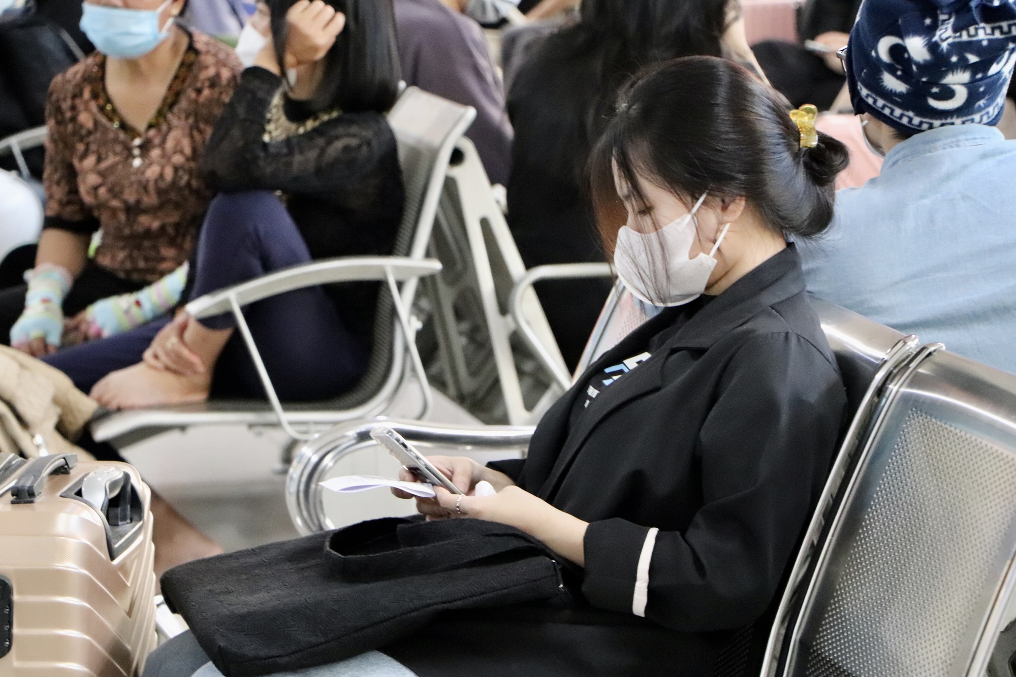 Cận cảnh đông nghịt người tại hai bến xe lớn ở TP HCM