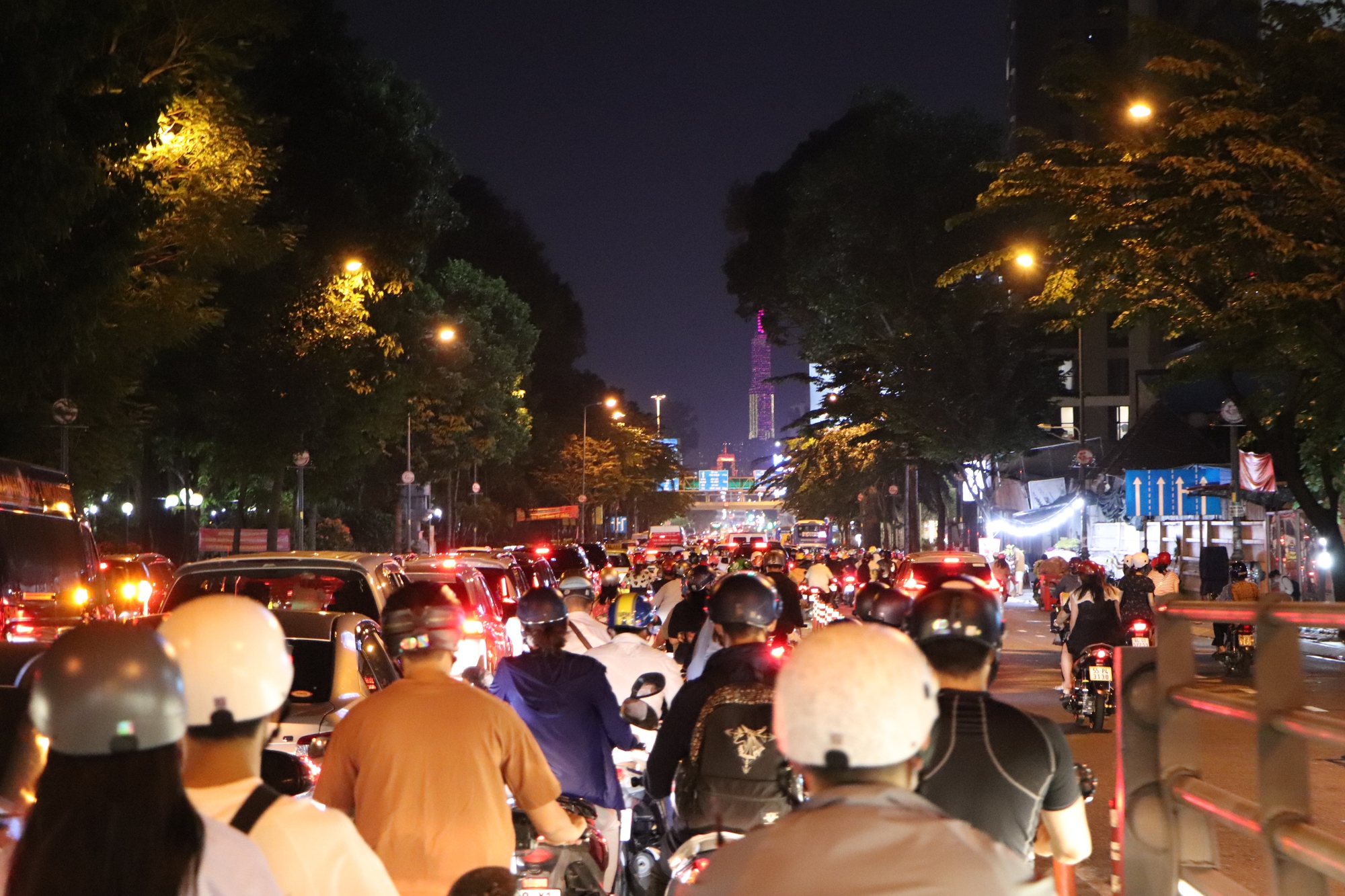 Kẹt xe ở TP HCM ngày cận Tết - Ảnh 7.