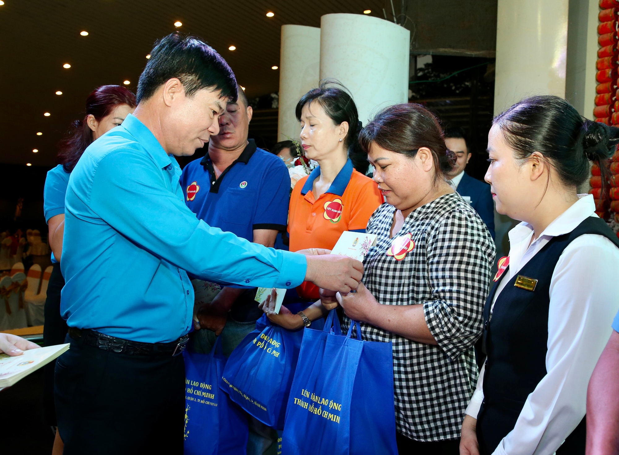 Đ&oacute;n Tết sum vầy, đo&agrave;n tụ - Ảnh 2.