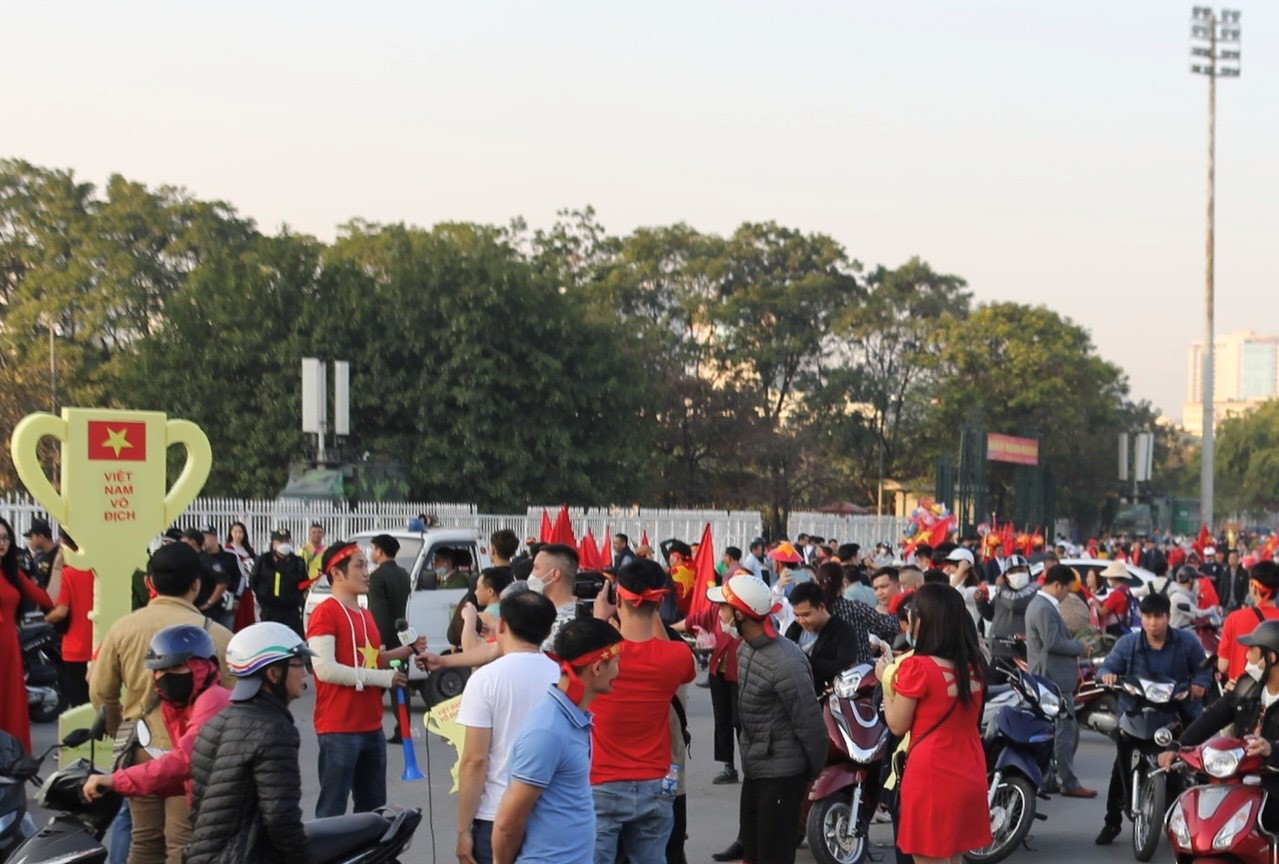Việt Nam h&ograve;a nghẹt thở Th&aacute;i Lan tại Chung kết lượt đi AFF Cup - Ảnh 2.