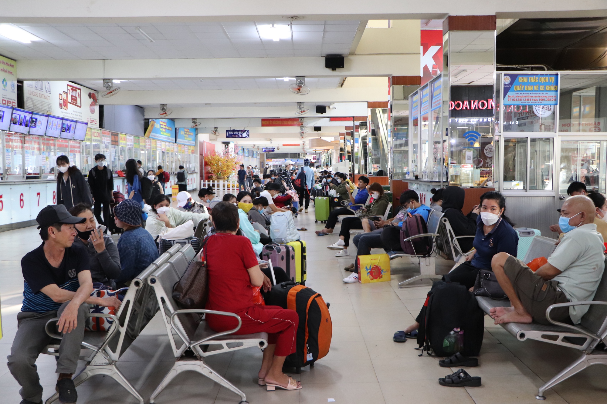 Cận cảnh đ&ocirc;ng nghịt người tại hai bến xe lớn ở TP HCM - Ảnh 7.