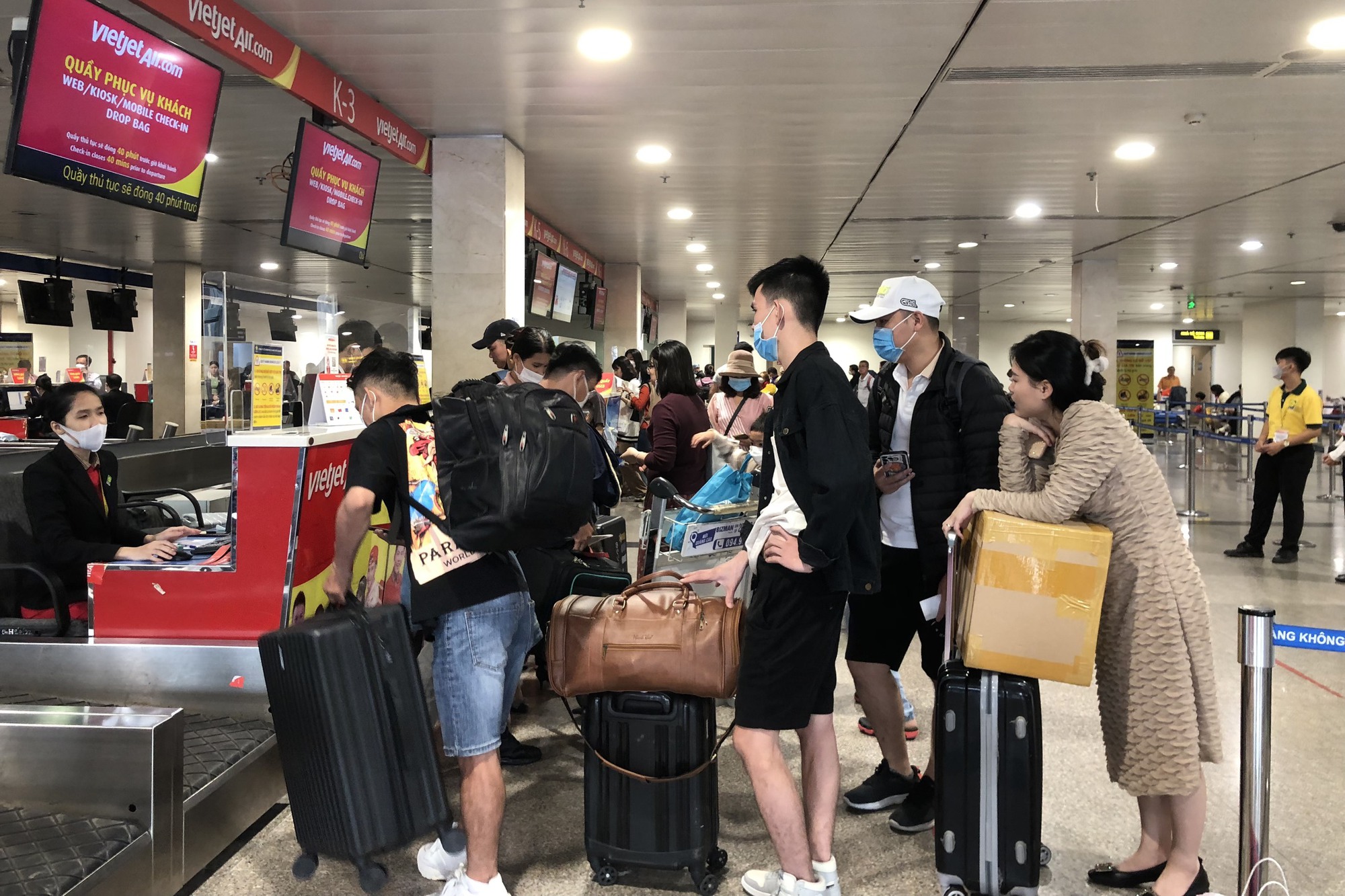 Đ&ocirc;ng nghịt người về qu&ecirc; đ&oacute;n Tết ở s&acirc;n bay T&acirc;n Sơn Nhất - Ảnh 2.