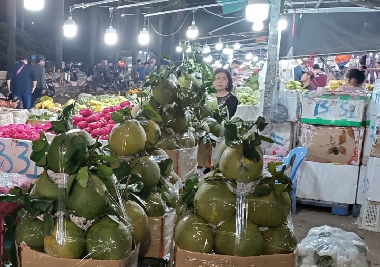 Nhiều loại tr&aacute;i c&acirc;y tăng gi&aacute; trước ng&agrave;y đưa &ocirc;ng T&aacute;o - Ảnh 2.