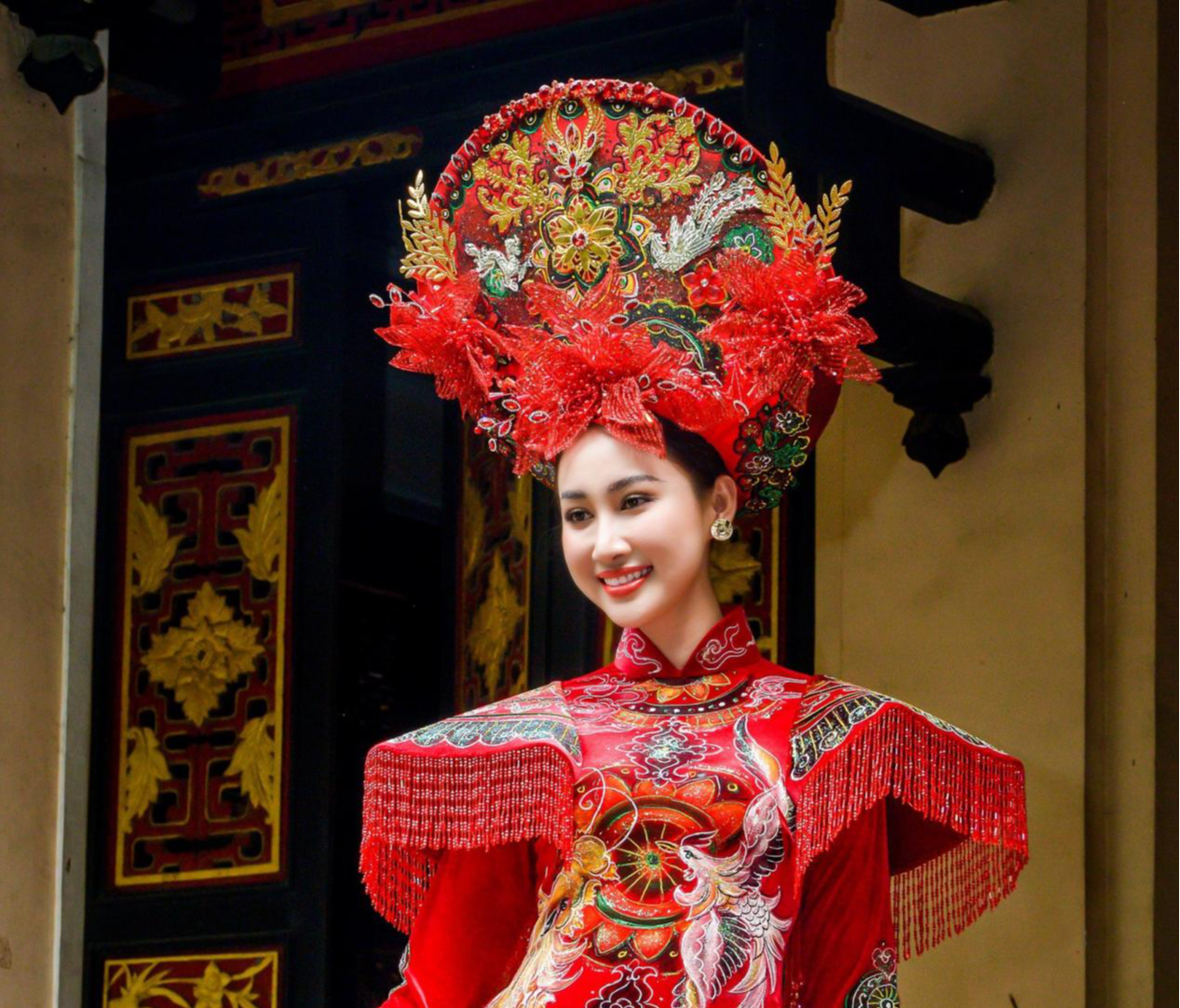 Hoa hậu Đoàn Hồng Trang rực rỡ chức mừng NTK Tommy Nguyễn khai trương