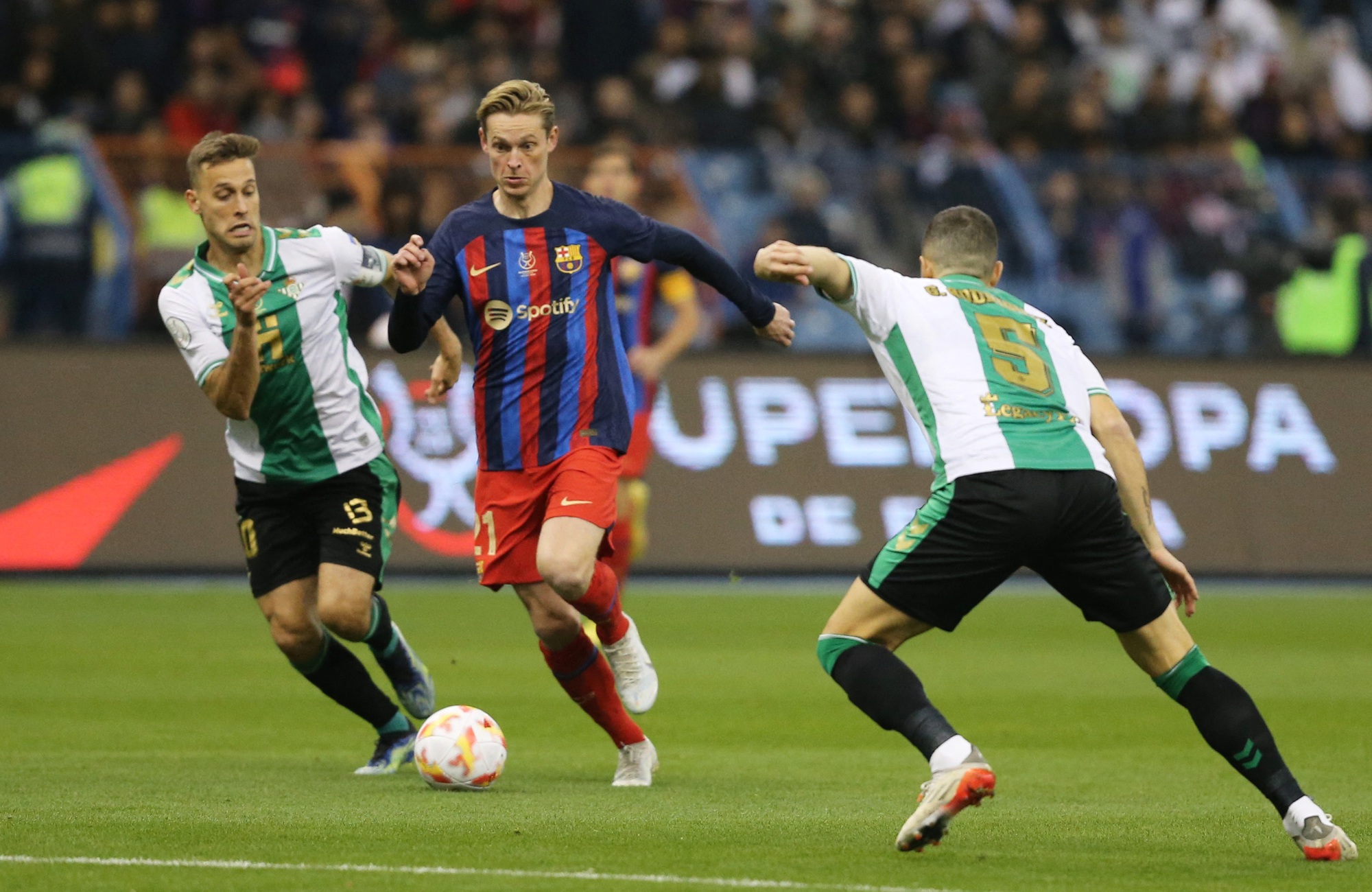 Vượt kh&oacute; Real Betis, Barcelona đoạt v&eacute; chung kết Si&ecirc;u c&uacute;p T&acirc;y Ban Nha - Ảnh 1.