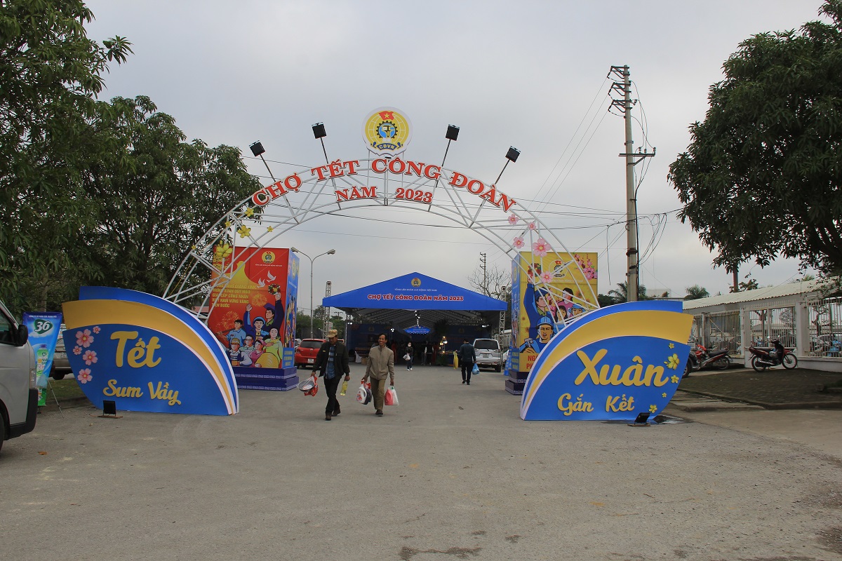 H&agrave;ng ng&agrave;n người lao động h&aacute;o hức đi mua sắm ở Chợ Tết C&ocirc;ng đo&agrave;n - Ảnh 4.