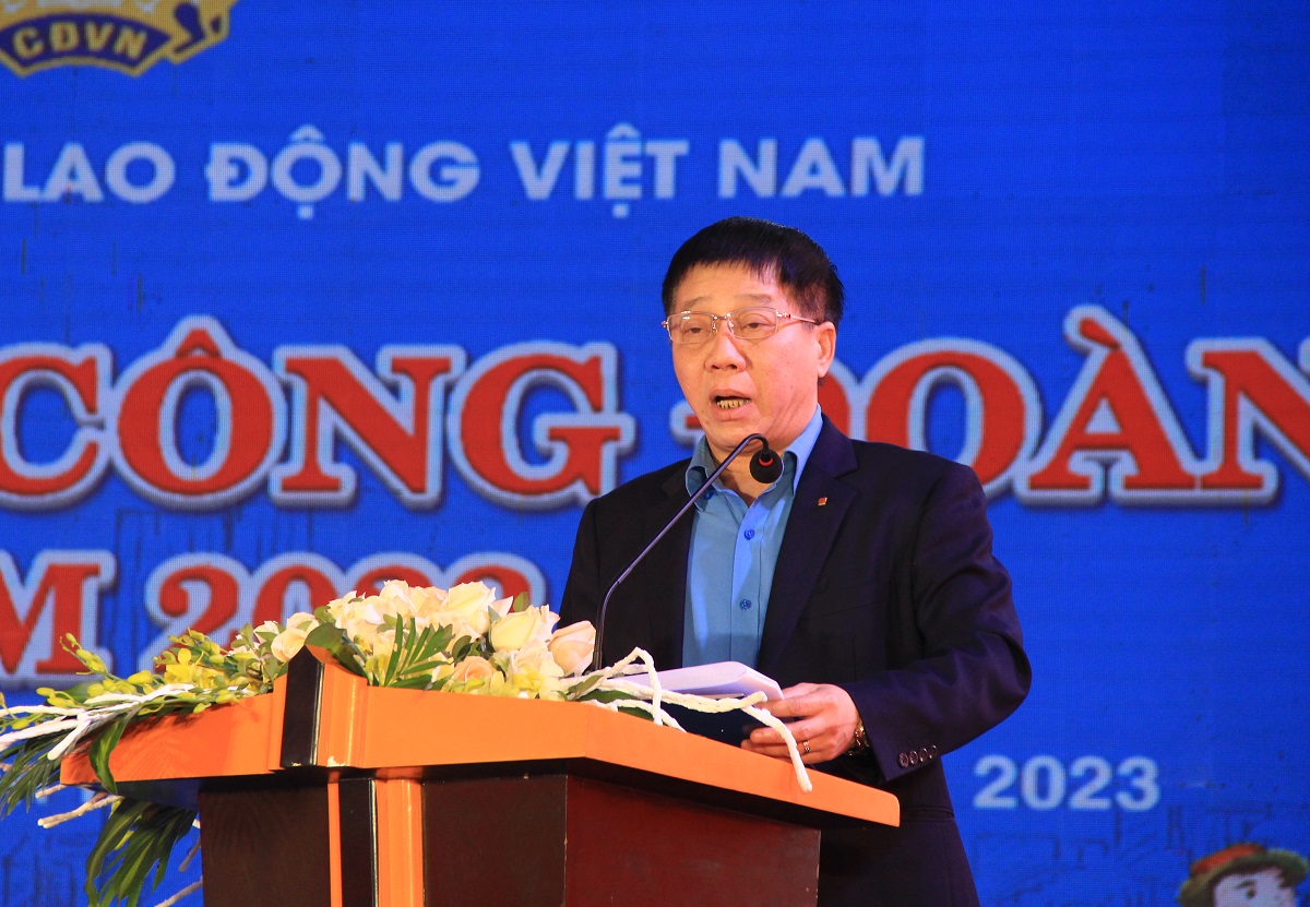 H&agrave;ng ng&agrave;n người lao động h&aacute;o hức đi mua sắm ở Chợ Tết C&ocirc;ng đo&agrave;n - Ảnh 1.