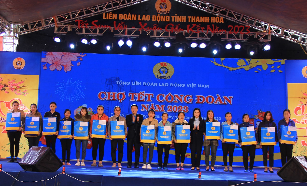 H&agrave;ng ng&agrave;n người lao động h&aacute;o hức đi mua sắm ở Chợ Tết C&ocirc;ng đo&agrave;n - Ảnh 2.