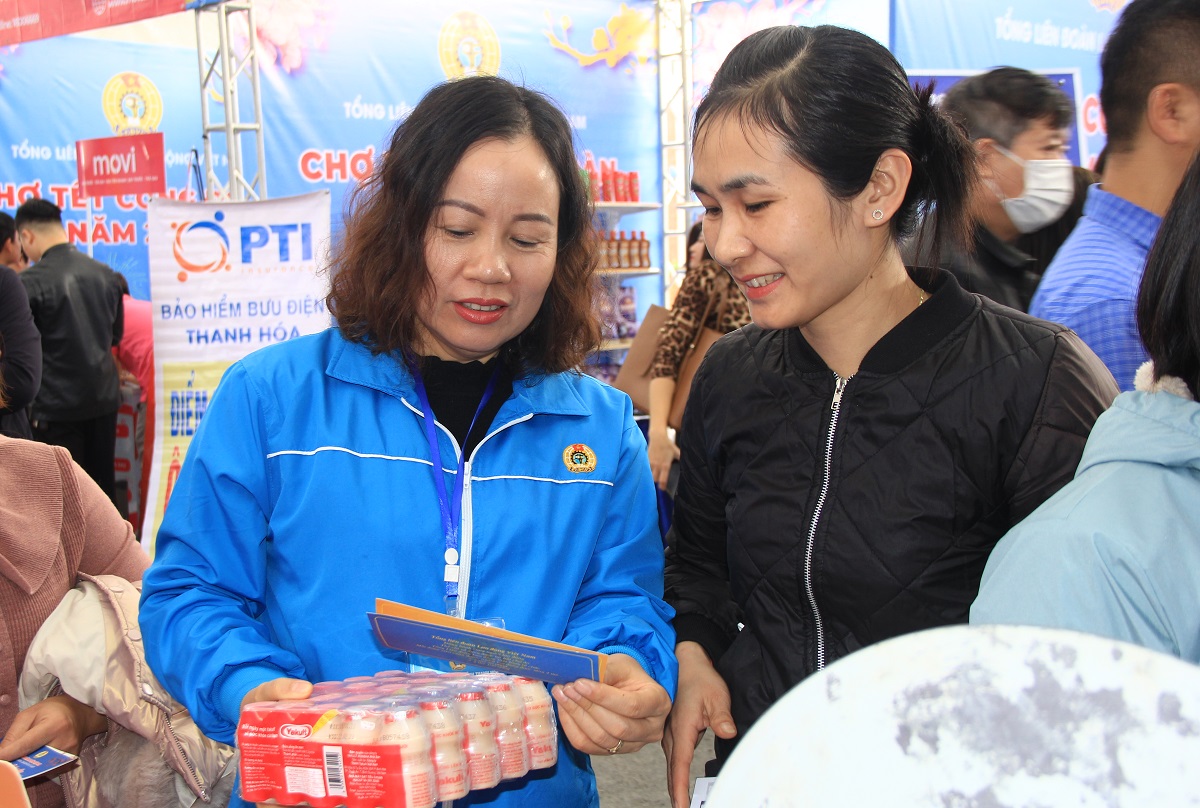 H&agrave;ng ng&agrave;n người lao động h&aacute;o hức đi mua sắm ở Chợ Tết C&ocirc;ng đo&agrave;n - Ảnh 8.