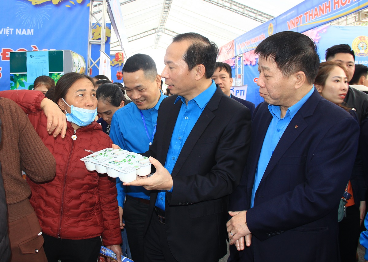 Hàng ngàn người lao động háo hức đi mua sắm ở "Chợ Tết Công đoàn"