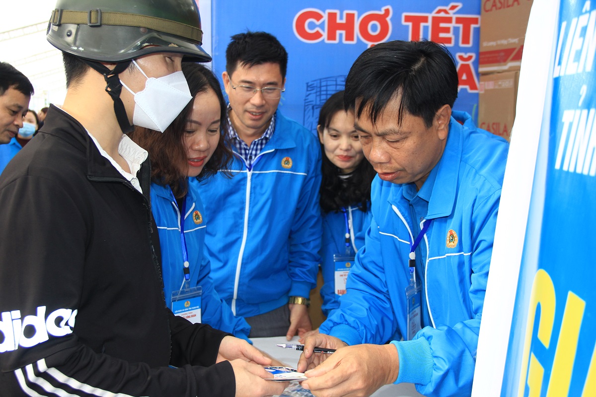 H&agrave;ng ng&agrave;n người lao động h&aacute;o hức đi mua sắm ở Chợ Tết C&ocirc;ng đo&agrave;n - Ảnh 9.