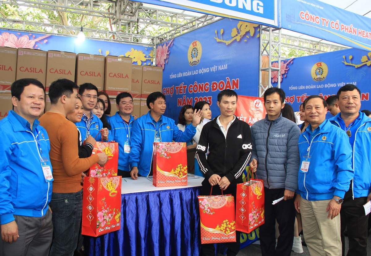 H&agrave;ng ng&agrave;n người lao động h&aacute;o hức đi mua sắm ở Chợ Tết C&ocirc;ng đo&agrave;n - Ảnh 10.