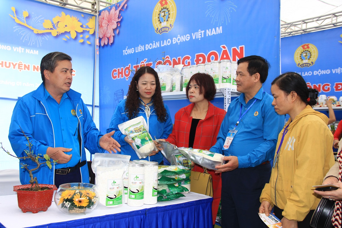 H&agrave;ng ng&agrave;n người lao động h&aacute;o hức đi mua sắm ở Chợ Tết C&ocirc;ng đo&agrave;n - Ảnh 11.